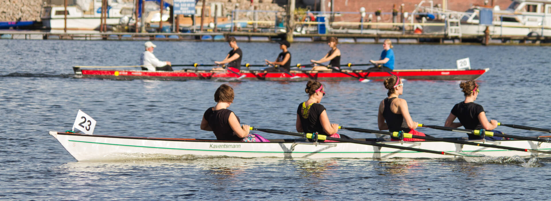 2-Ruderboote-nebeneinander-auf-der-Bille-Matjesregatta