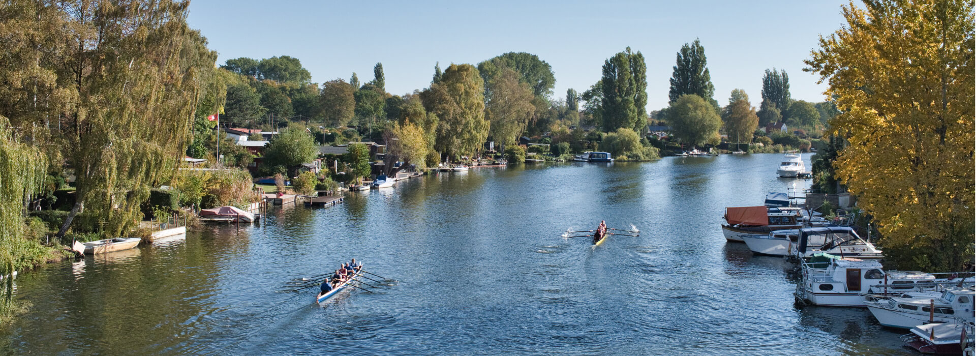 2-Ruderboote-nebeneinander-auf-der-Bille-Matjesregatta